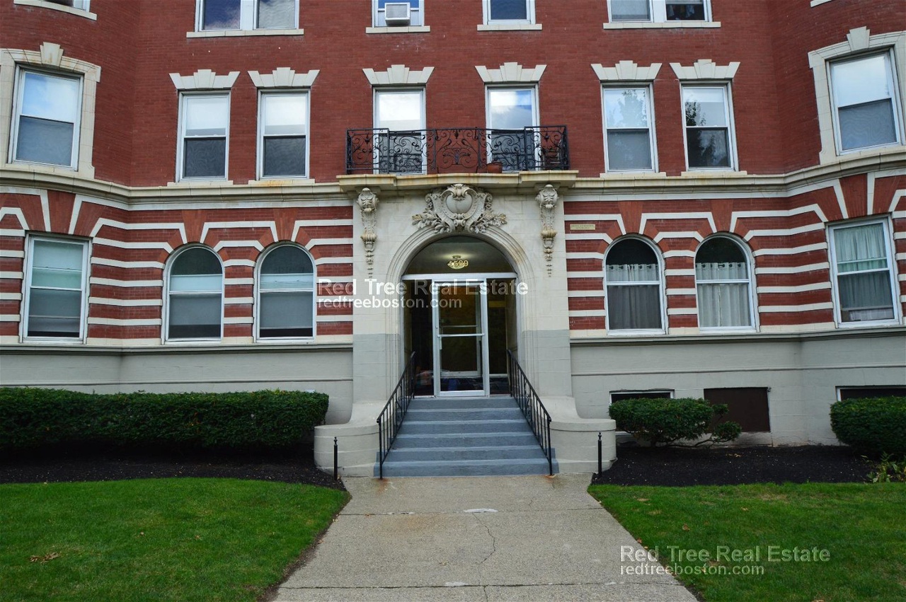 1595.3 Beacon St, Coolidge Corner