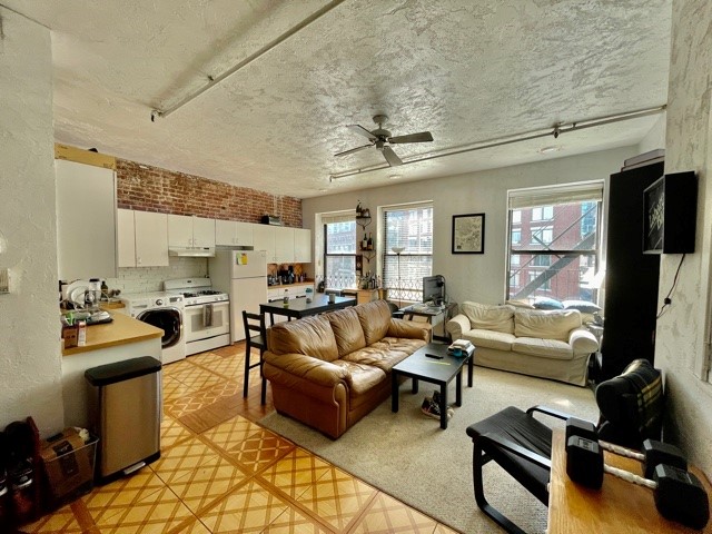 223 Endicott St, North End