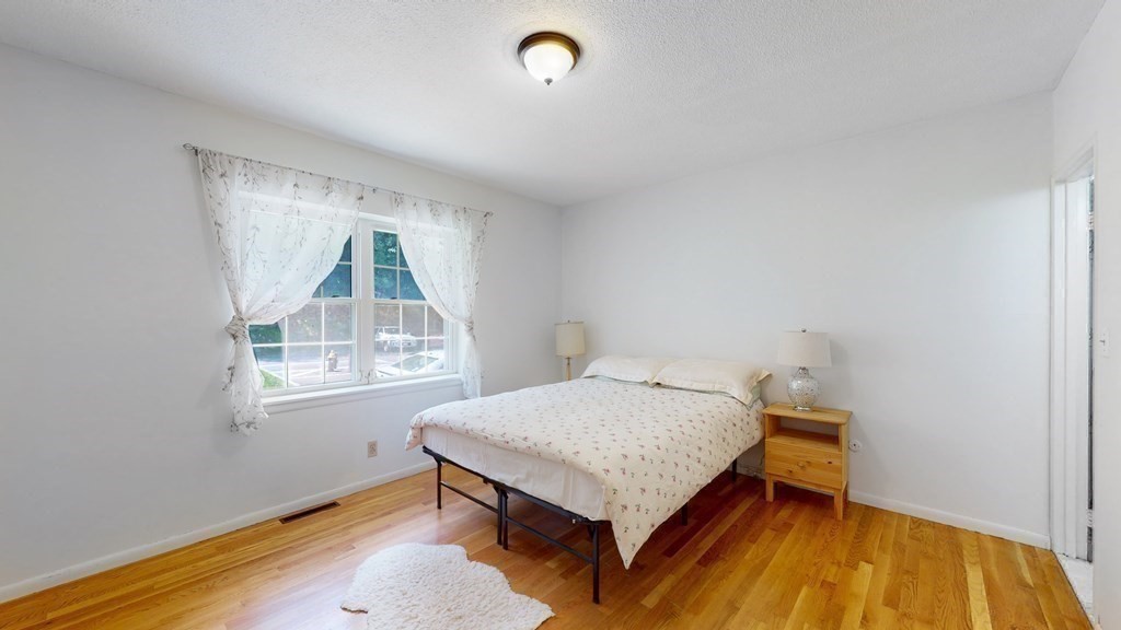 10 Lake Shore Ter, Oak Square