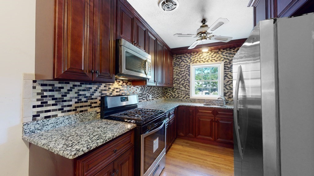 10 Lake Shore Ter, Oak Square