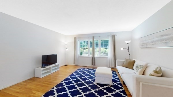 10 Lake Shore Ter, Oak Square