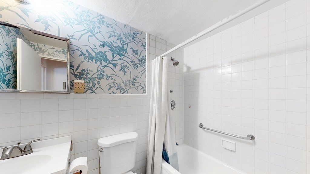 10 Lake Shore Ter, Oak Square