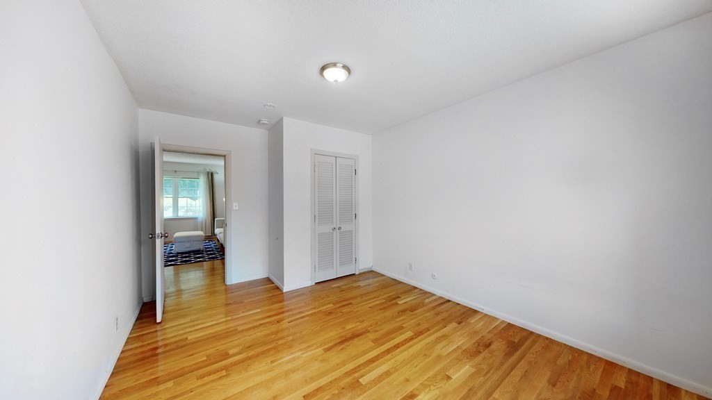 10 Lake Shore Ter, Oak Square