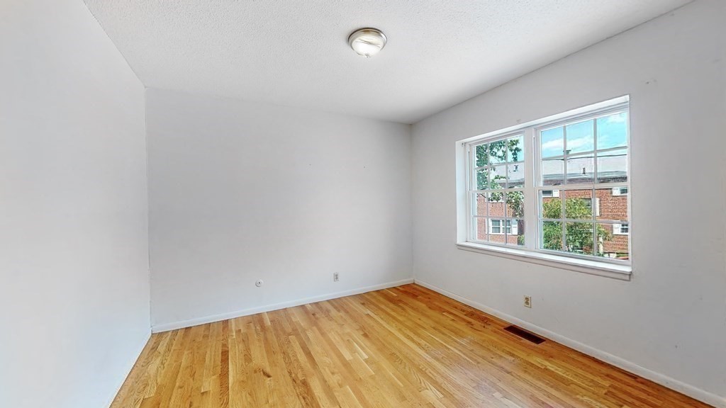 10 Lake Shore Ter, Oak Square