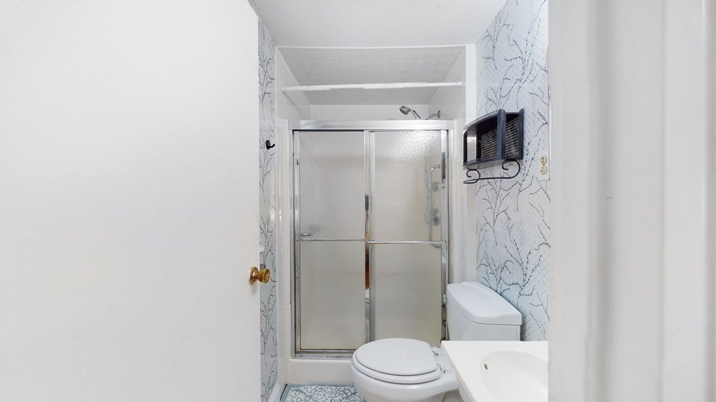 10 Lake Shore Ter, Oak Square