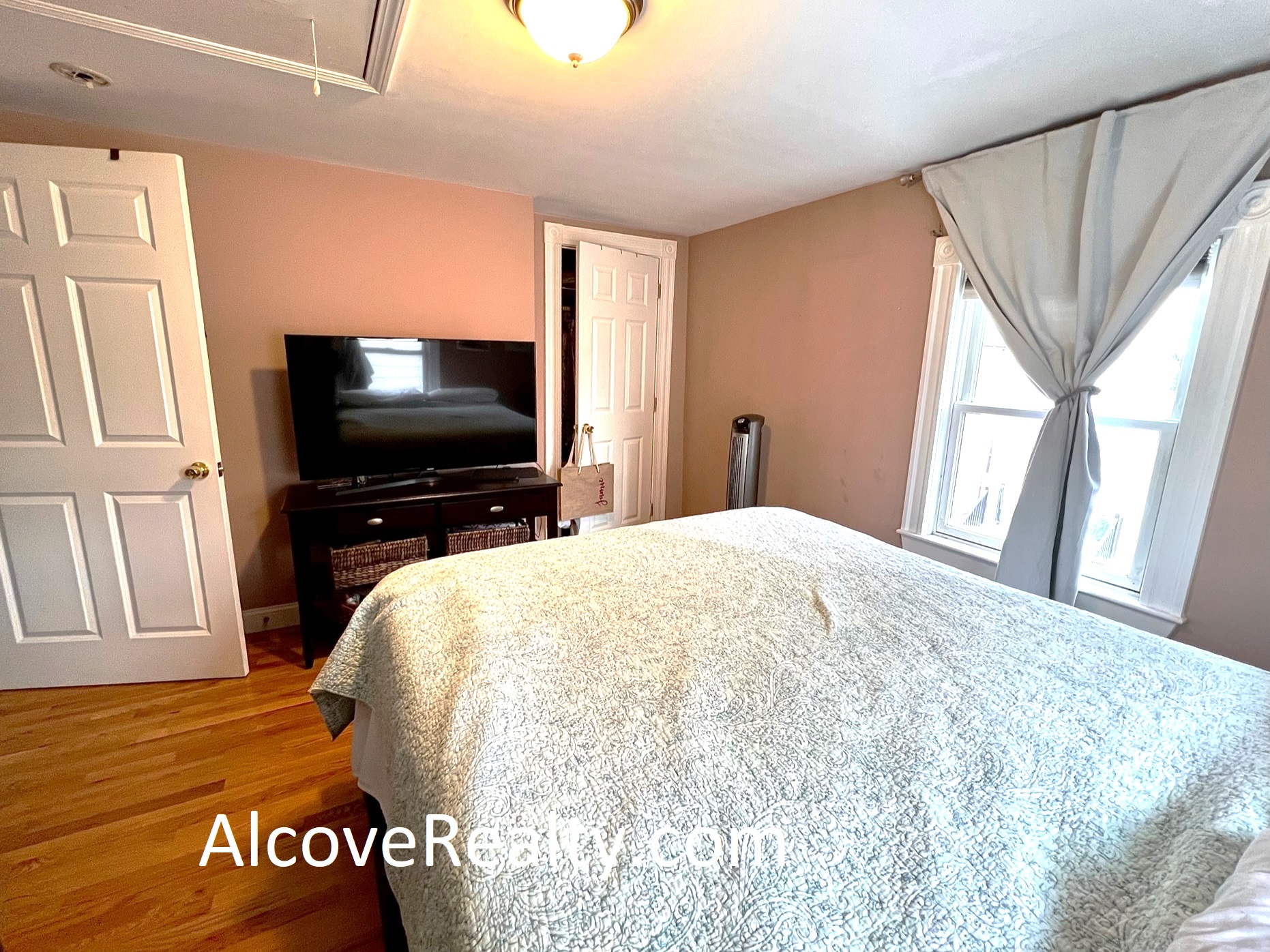 12 Fiske Ave, Magoun Square