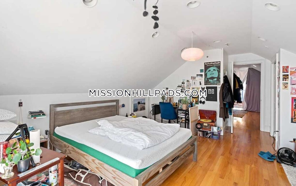 70 Hillside St, Mission Hill