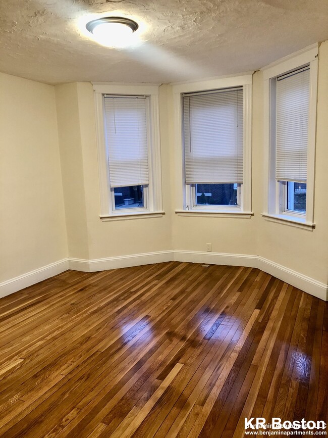 11 Barrows St, Allston