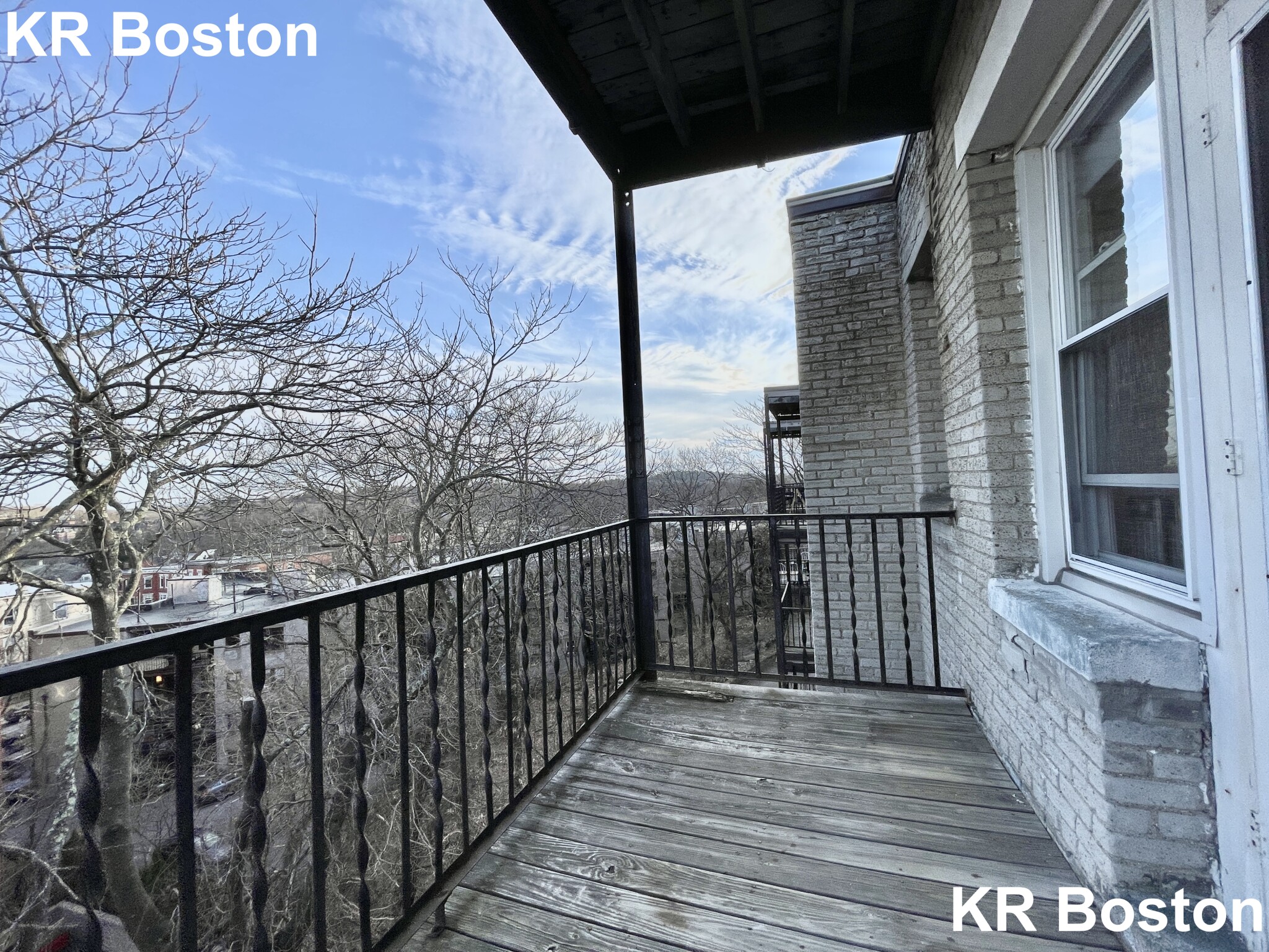 1634 Commonwealth, Brighton