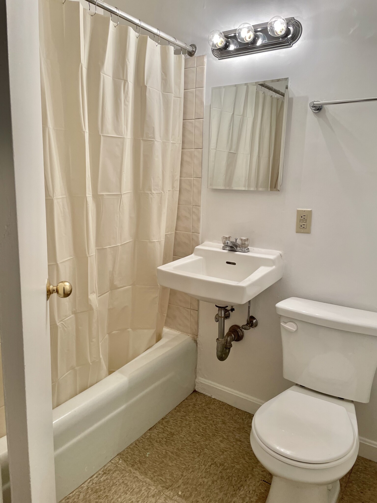 1077 Beacon St, Longwood