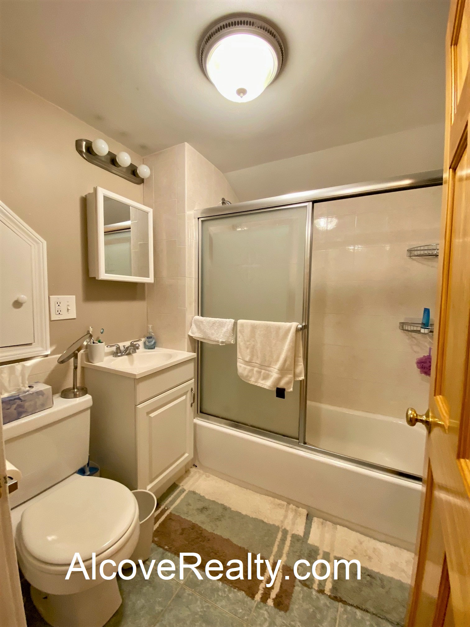 72 Powder House Boulevard, Tufts