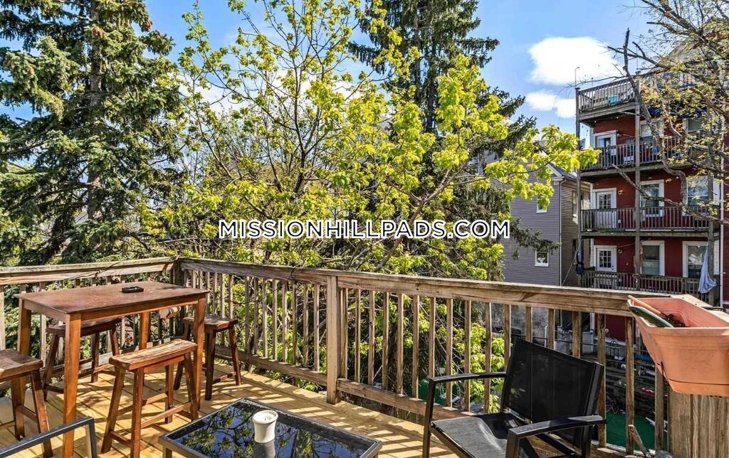 70 Hillside St, Mission Hill