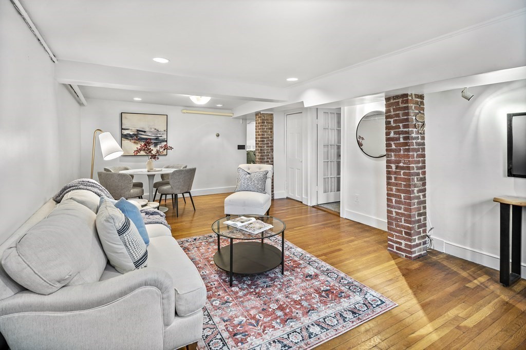 112 Pinckney St, East Boston