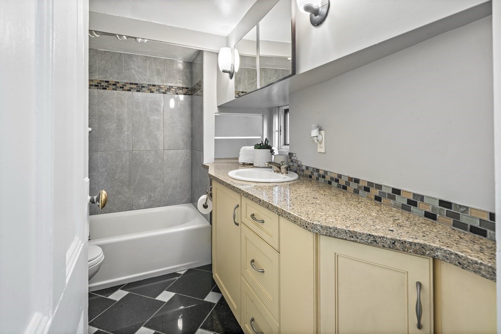 112 Pinckney St, East Boston