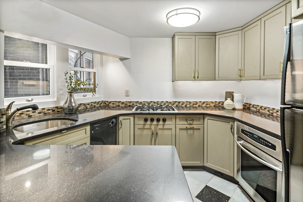 112 Pinckney St, East Boston