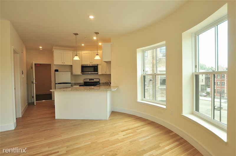 877 Beacon St, Fenway