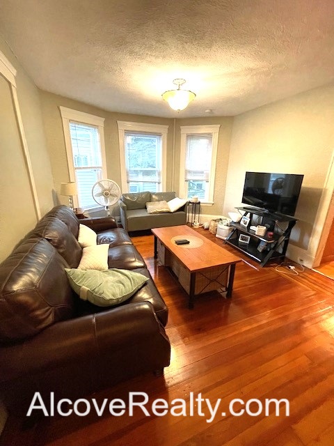 66 Simpson Ave, Tufts