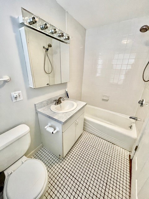 15 Thacher Ct, North End