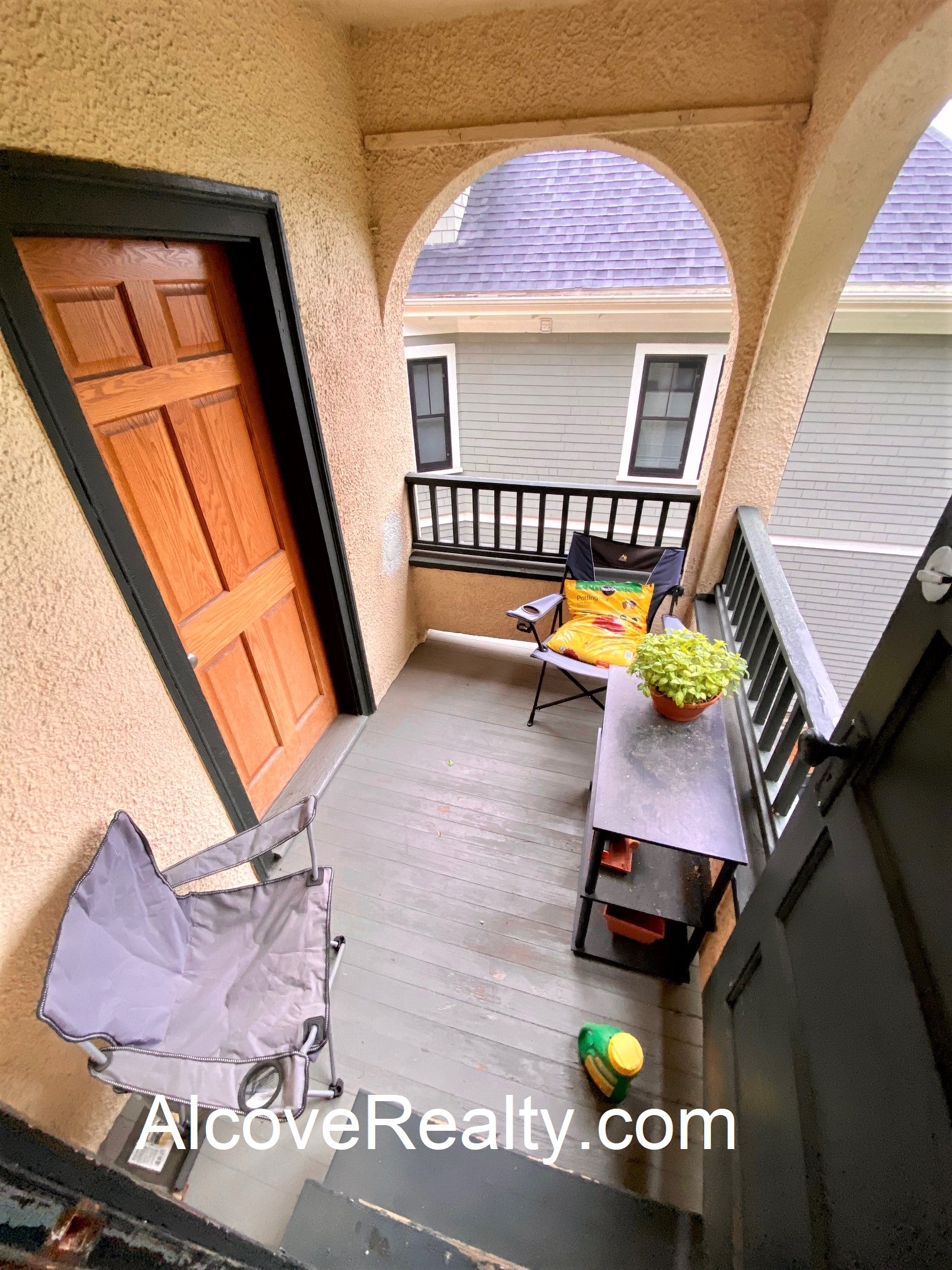 72 Powder House Boulevard, Tufts