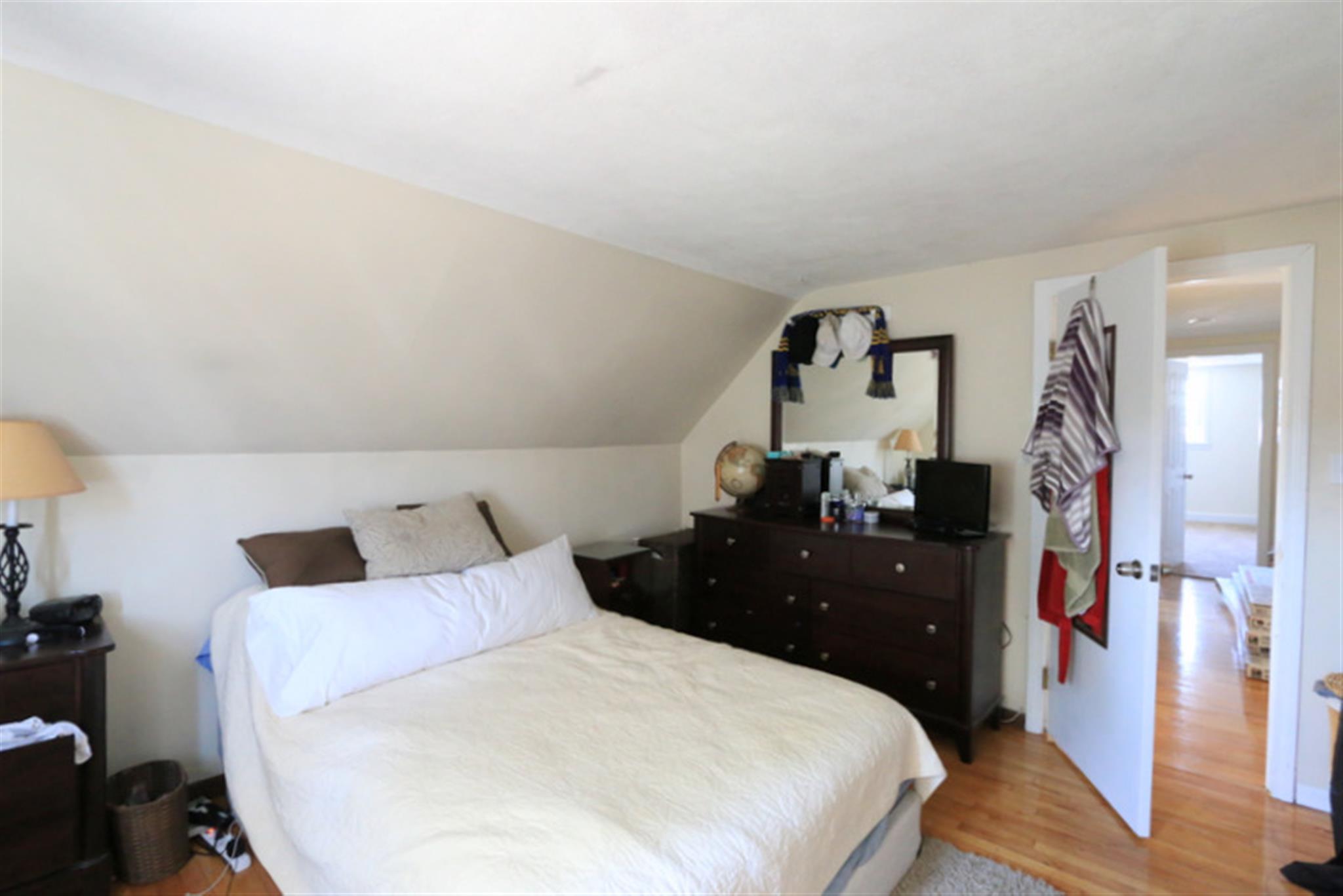 8 Winchester Ct, Medford