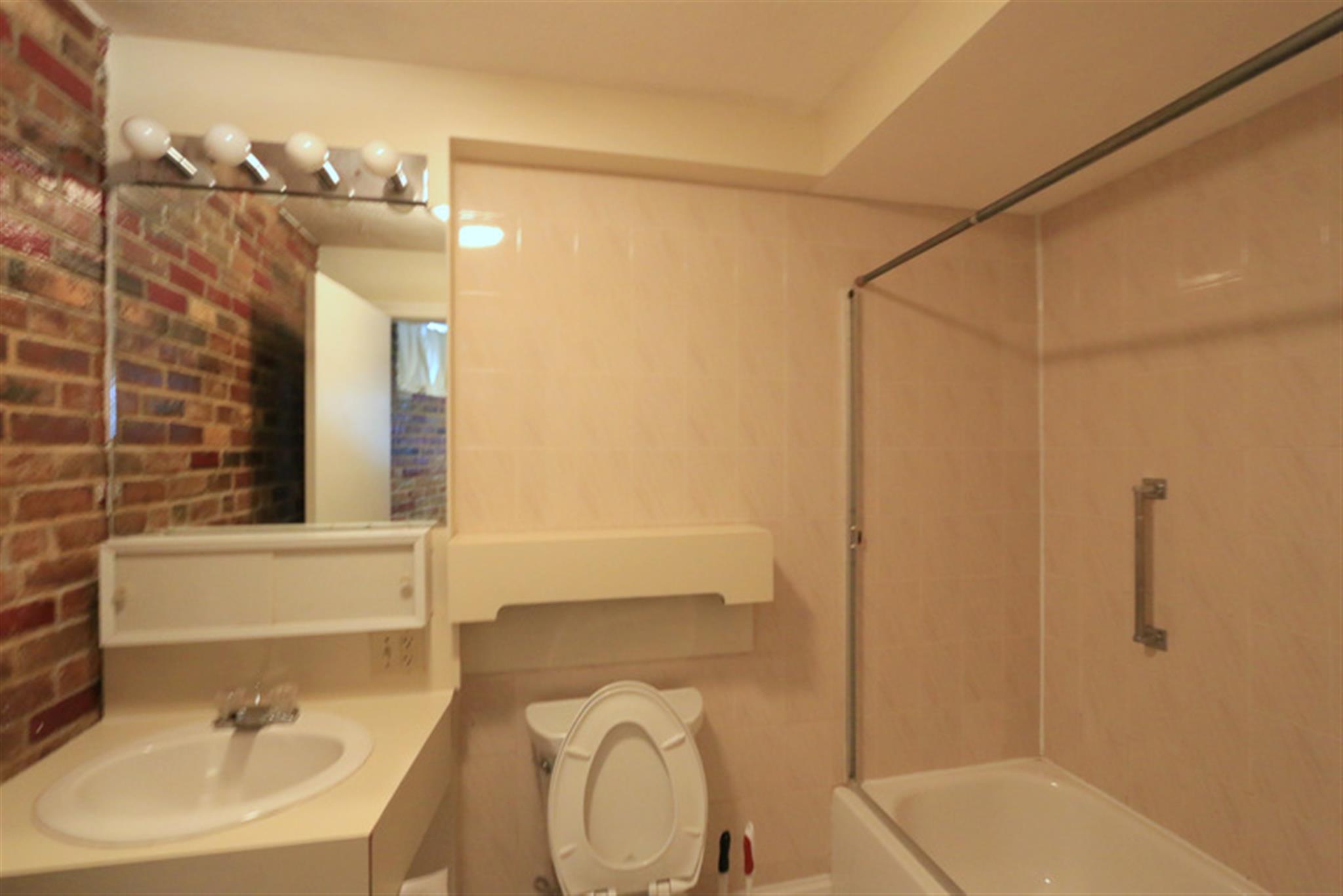 12 Mount Auburn St, Riverside