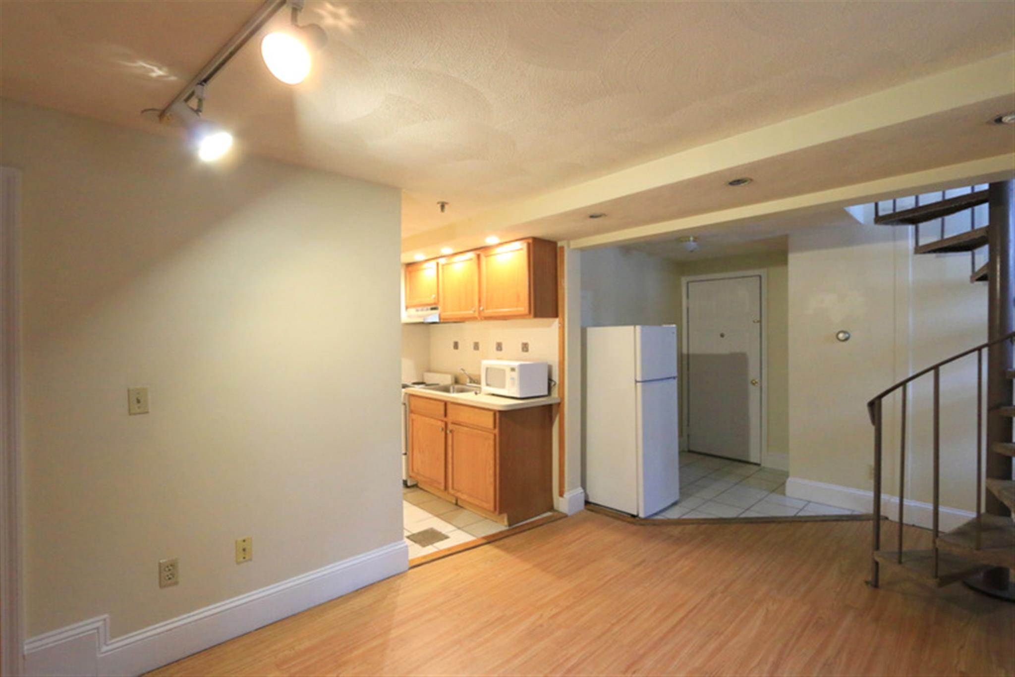 12 Mount Auburn St, Riverside