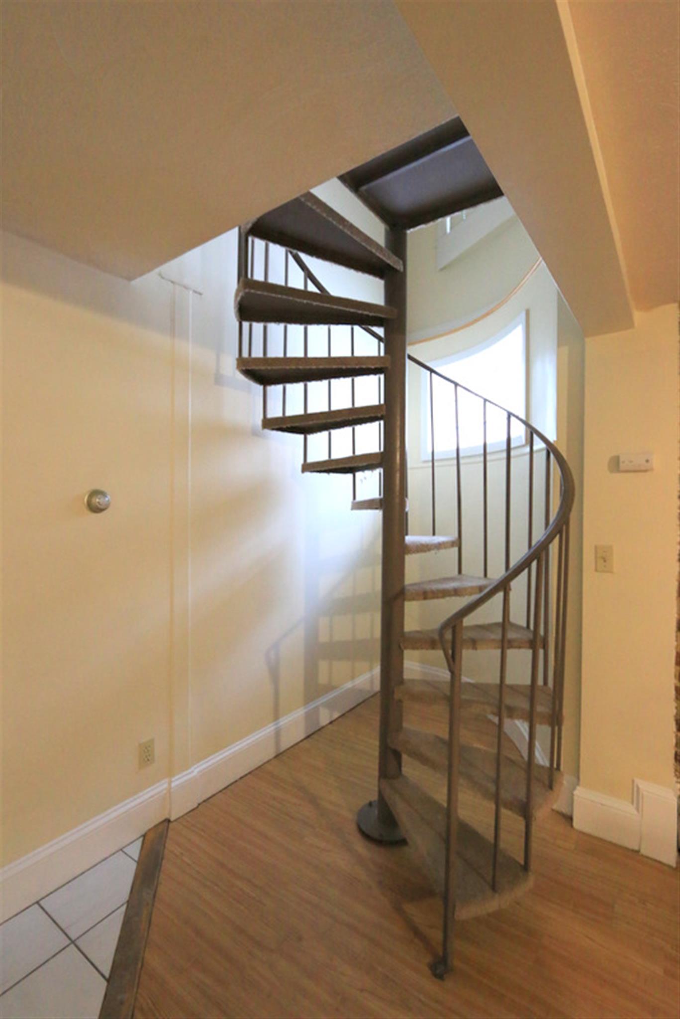 12 Mount Auburn St, Riverside