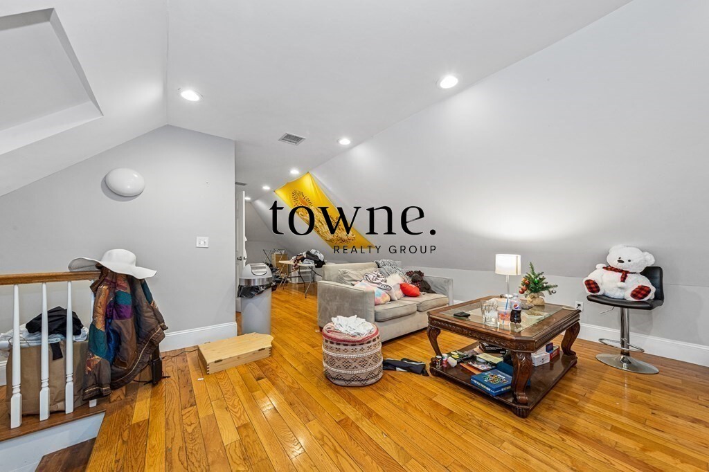 44 Hillside St, Mission Hill