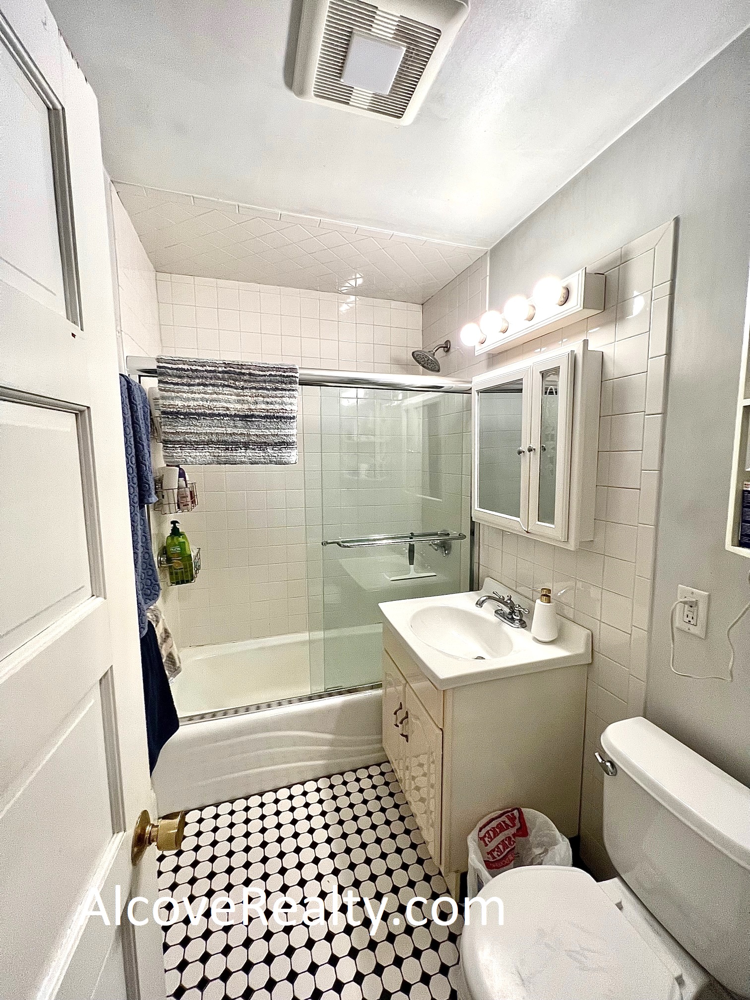 15 Farragut Ave, Teele Square