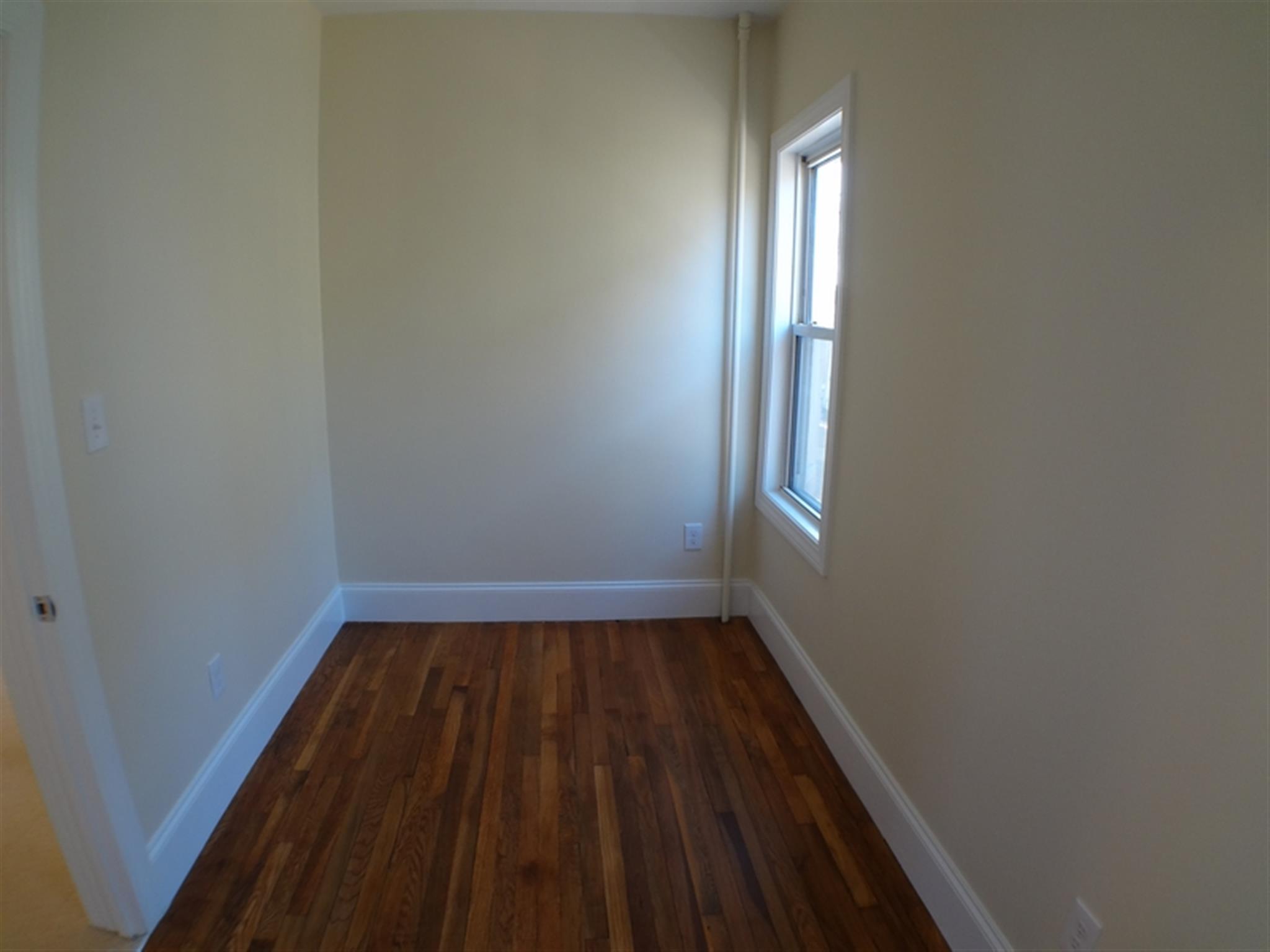 586 Main St, Medford