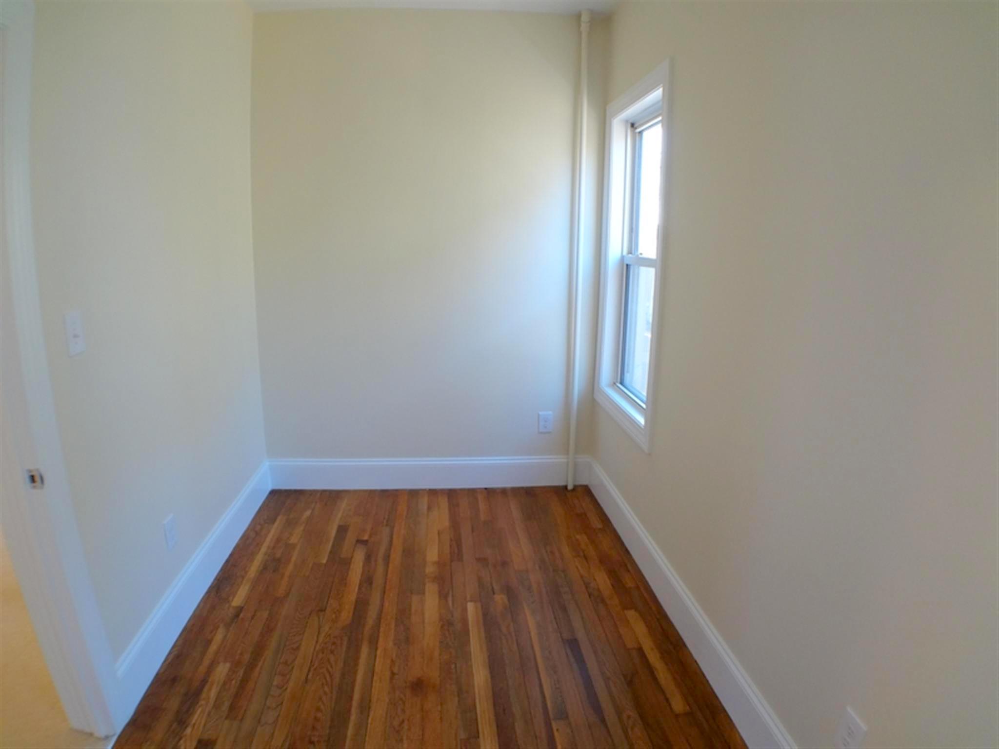 586 Main St, Medford