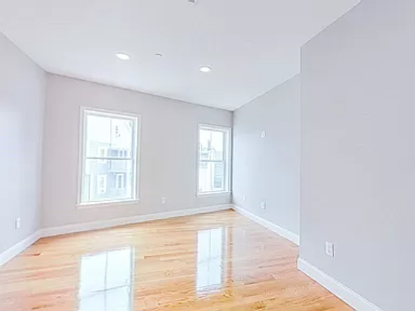 15 Dana Ave, Hyde Park