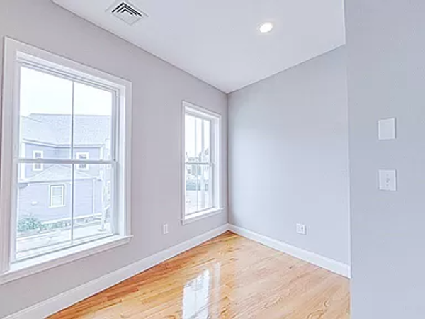 15 Dana Ave, Hyde Park