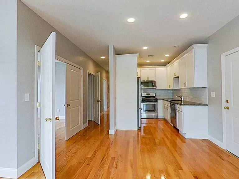 15 Dana Ave, Hyde Park