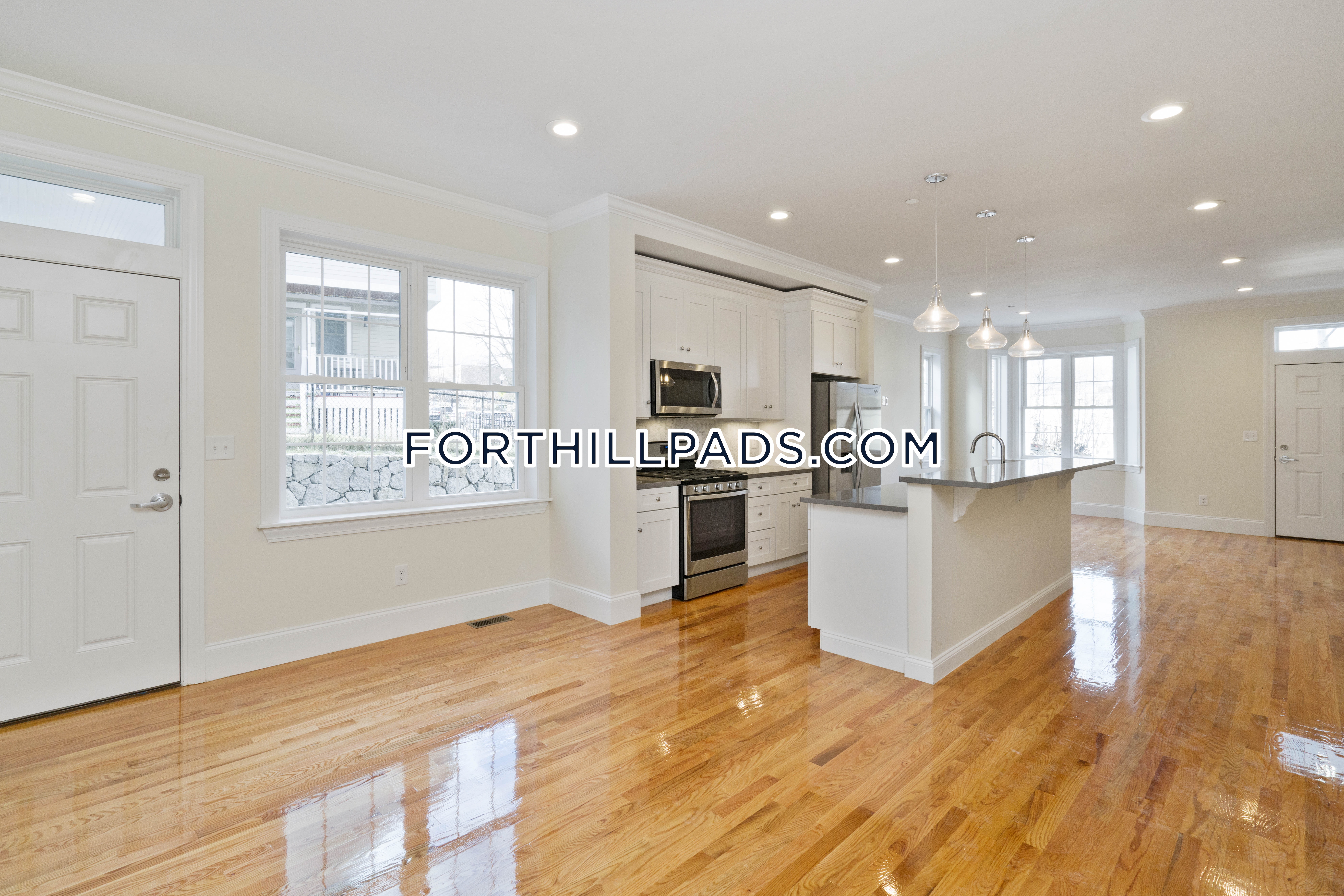 130 Roxbury St, Roxbury