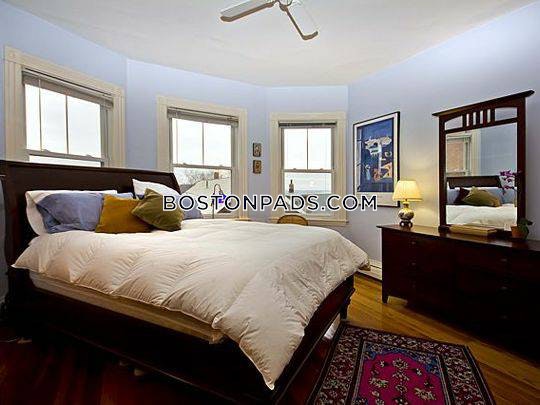 18 Sunset St, Mission Hill