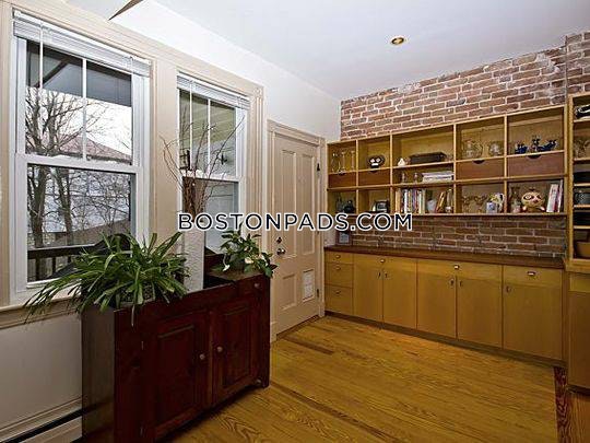 18 Sunset St, Mission Hill