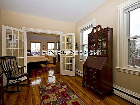 18 Sunset St, Mission Hill