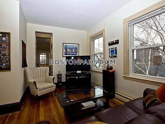 18 Sunset St, Mission Hill