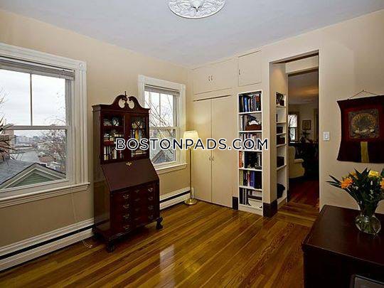 18 Sunset St, Mission Hill