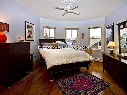 18 Sunset St, Mission Hill