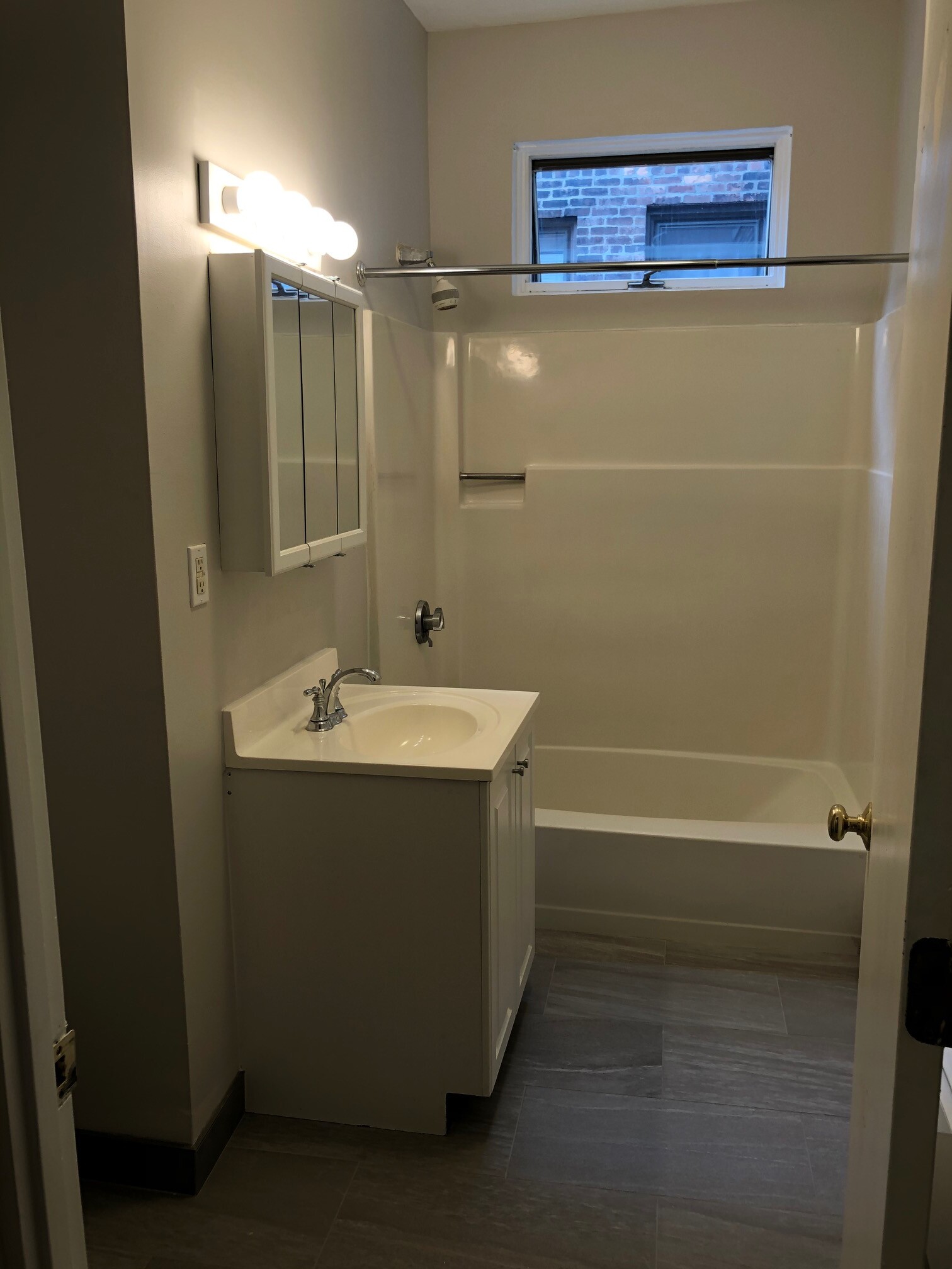 15 Stearns Rd, Longwood