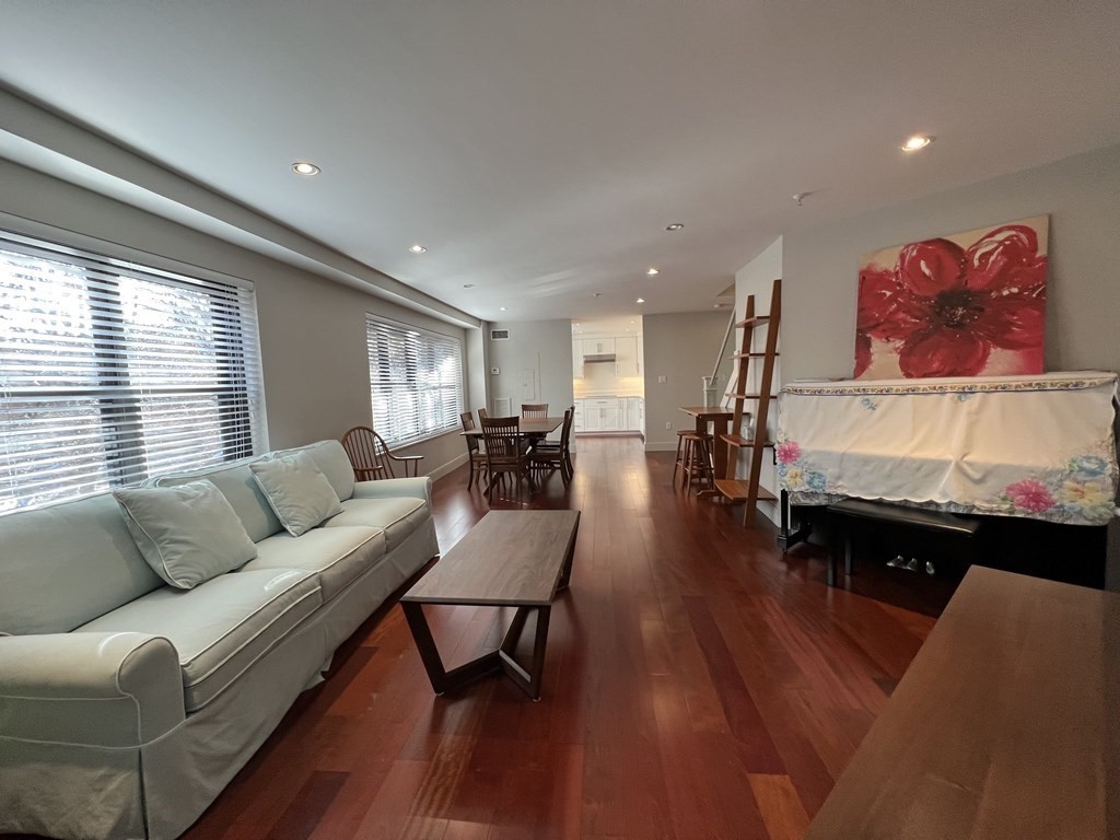 16 Harcourt St, Back Bay