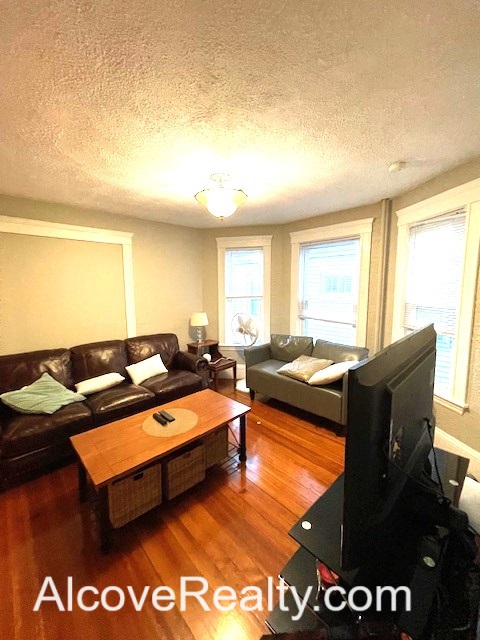 66 Simpson Ave, Tufts