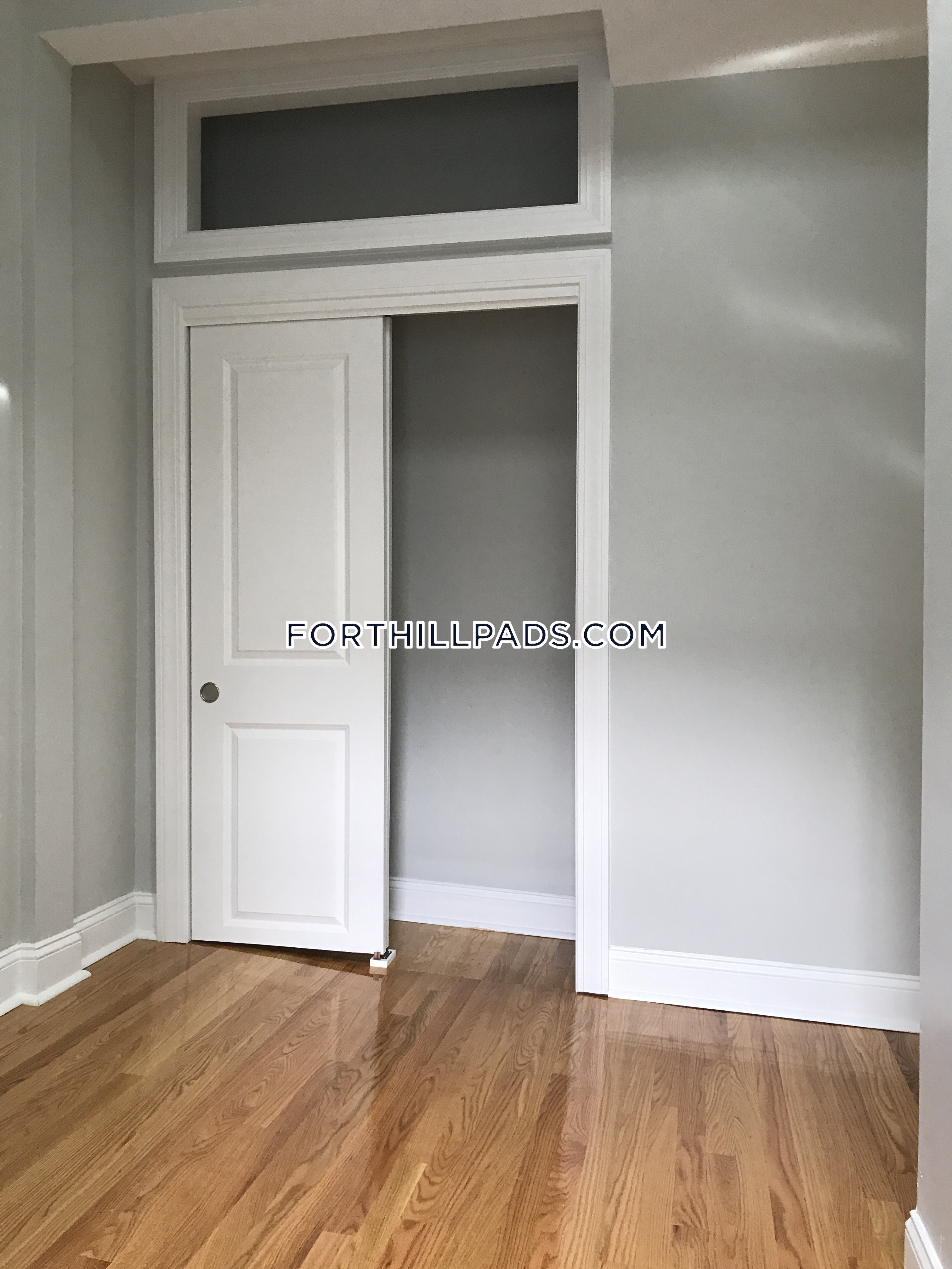 6 Saint James Pl, Roxbury