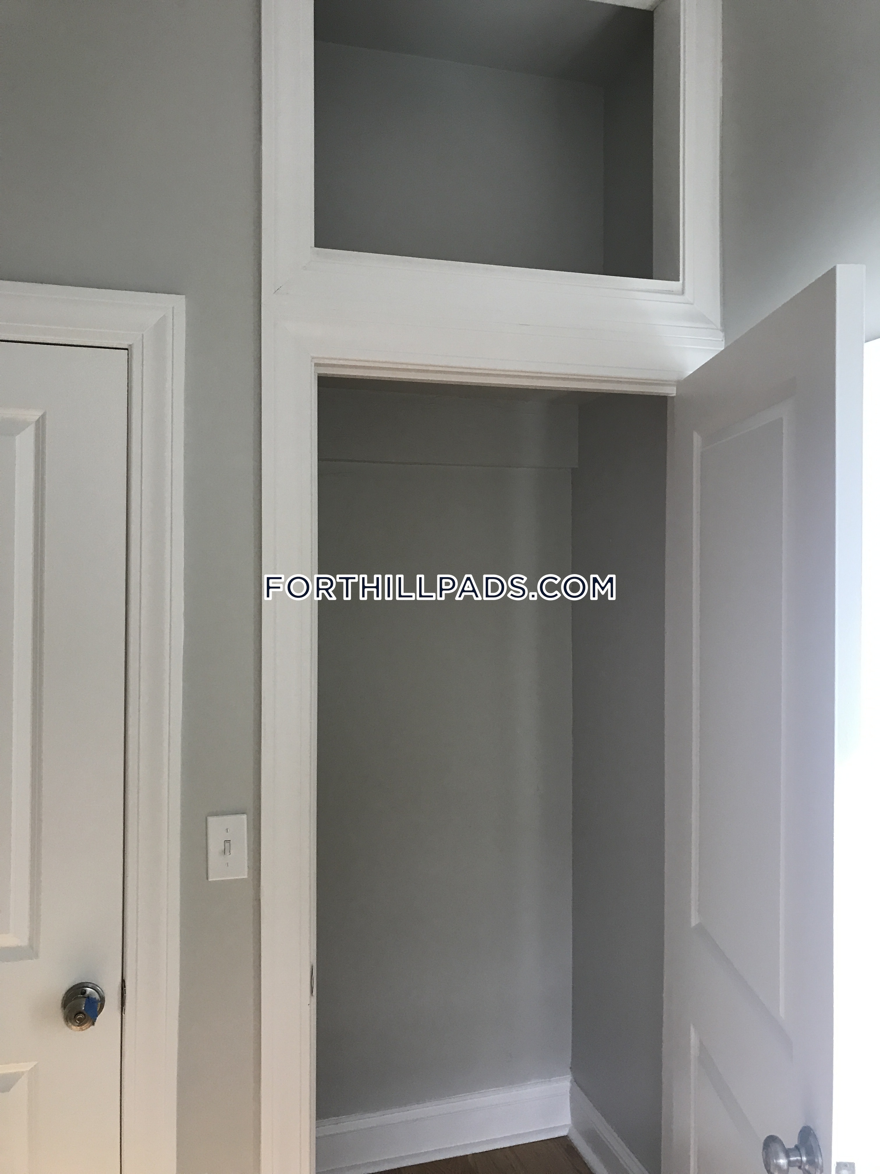 6 Saint James Pl, Roxbury