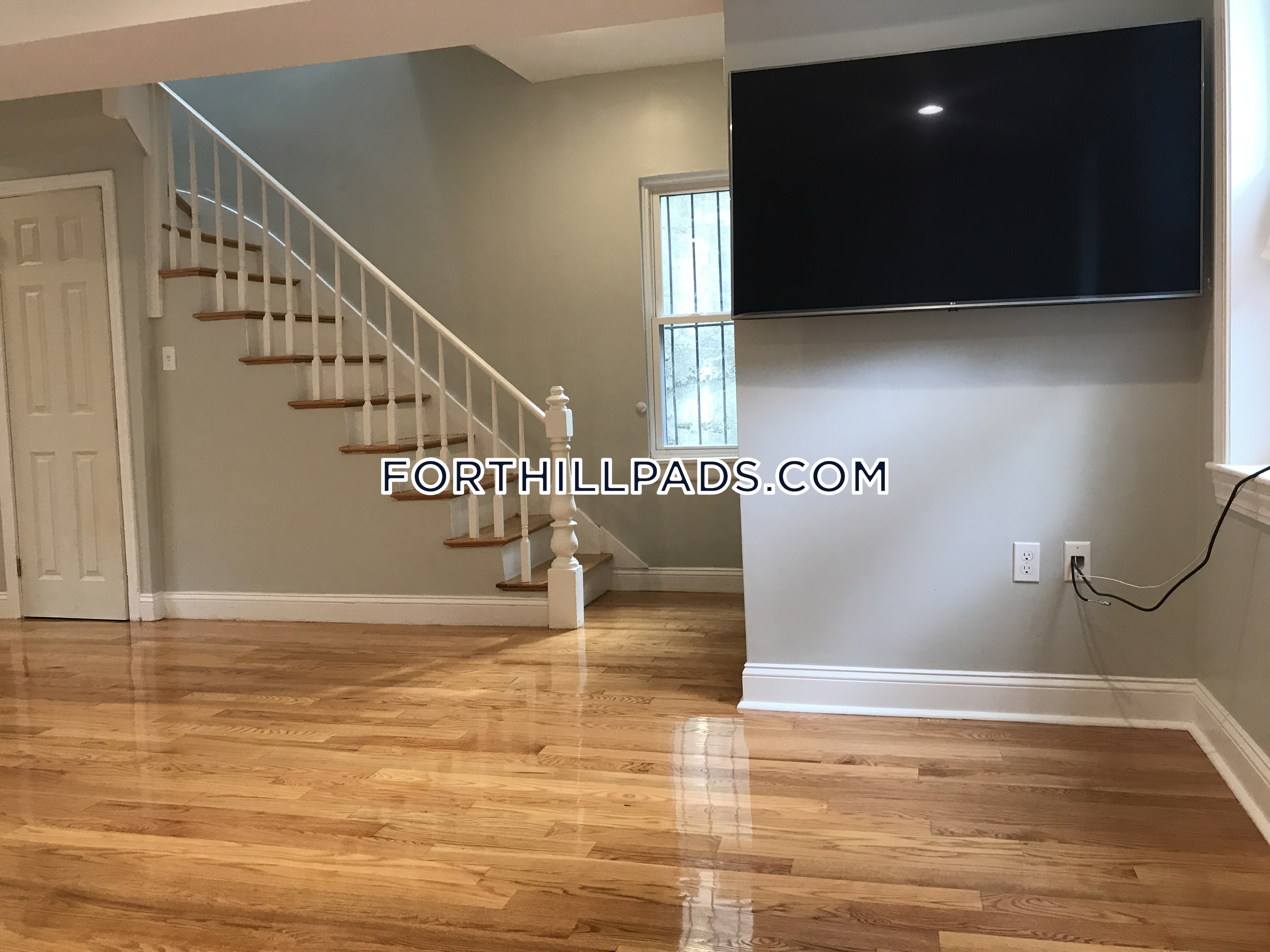 6 Saint James Pl, Roxbury