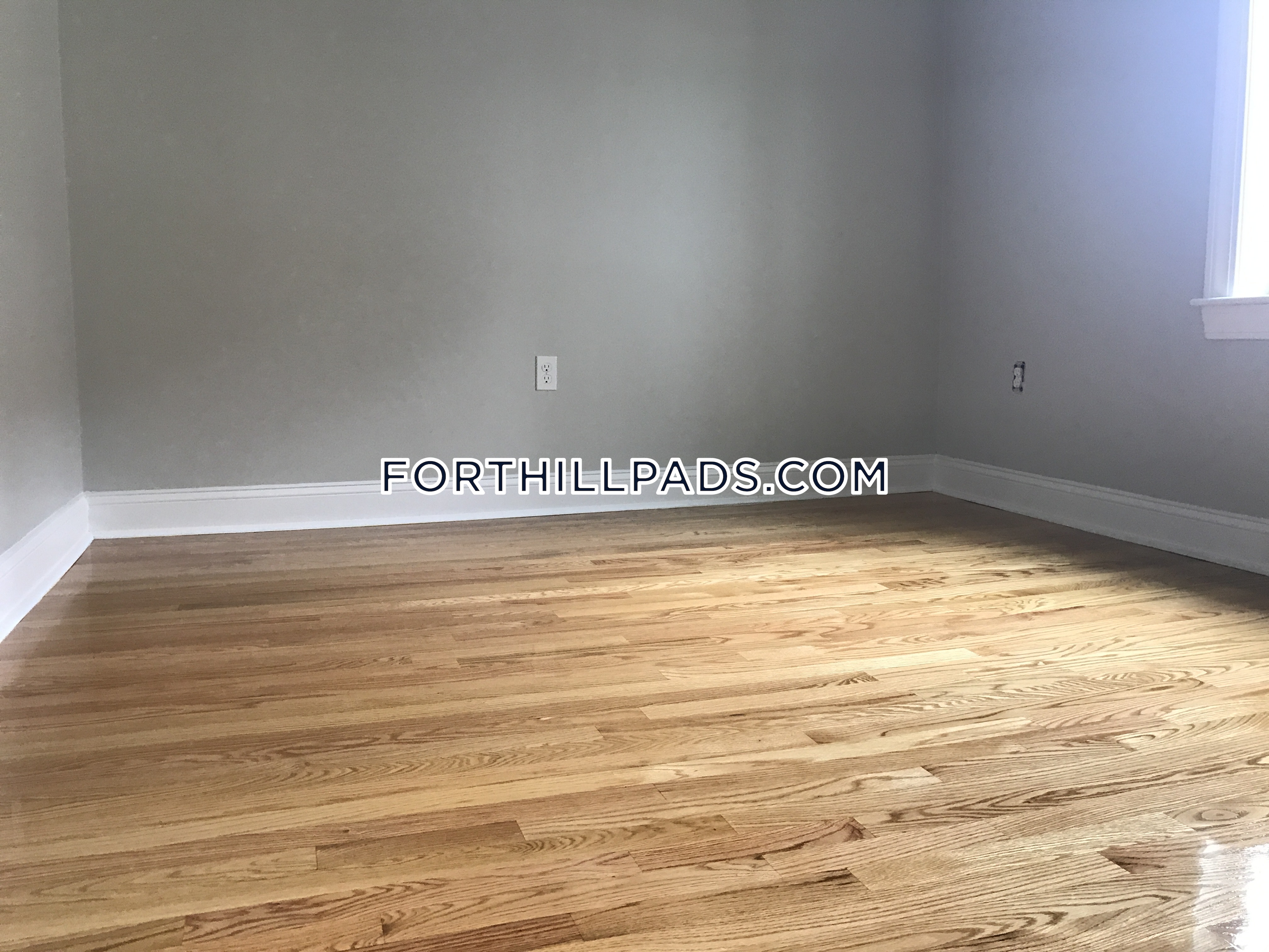 6 Saint James Pl, Roxbury