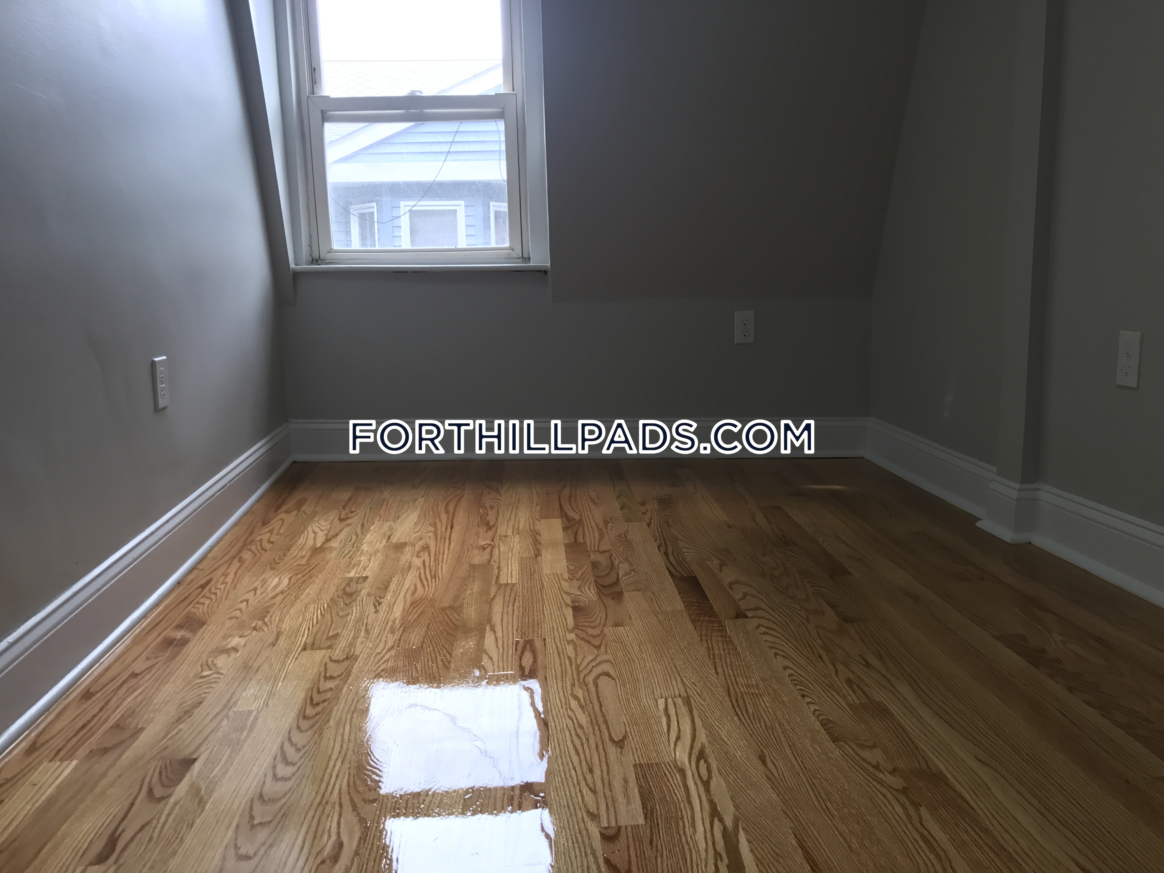 6 Saint James Pl, Roxbury