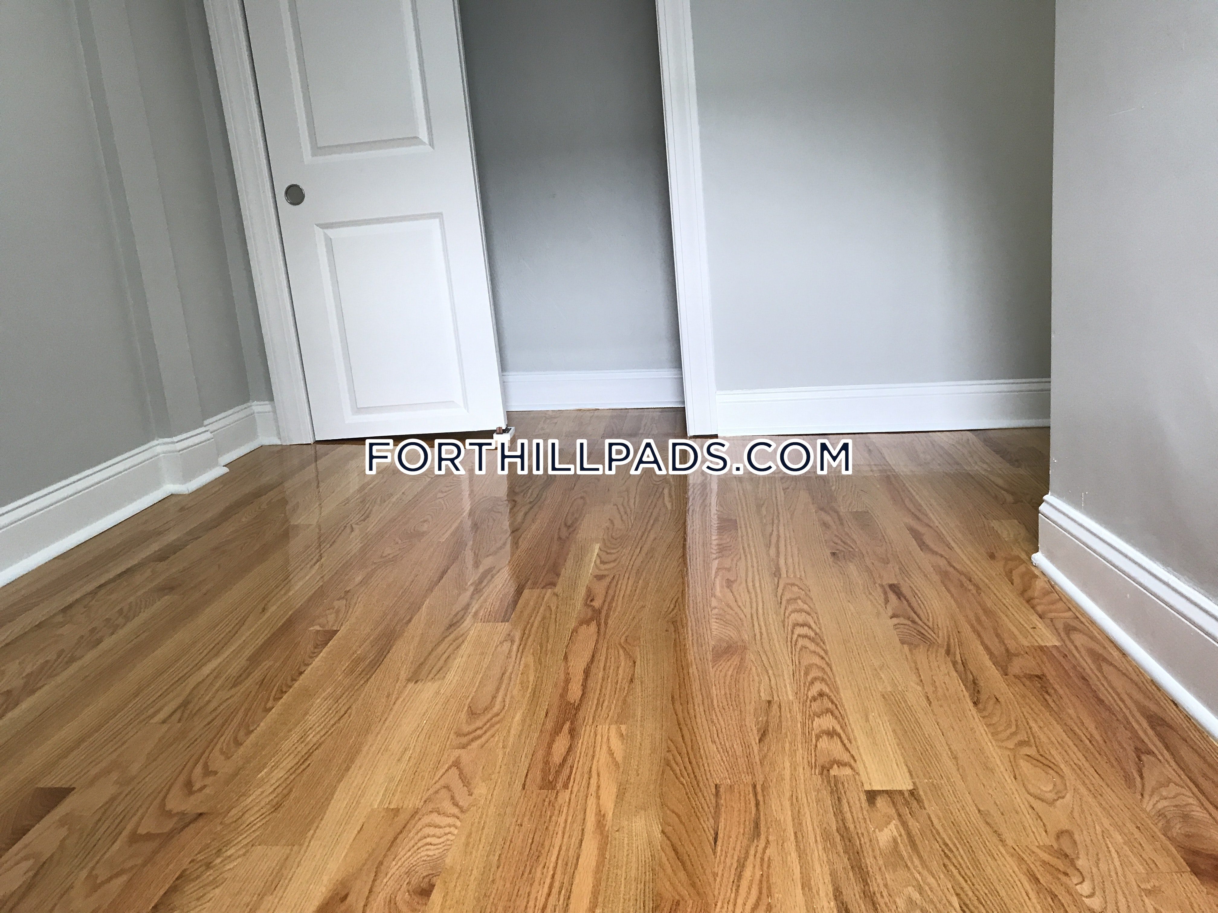 6 Saint James Pl, Roxbury